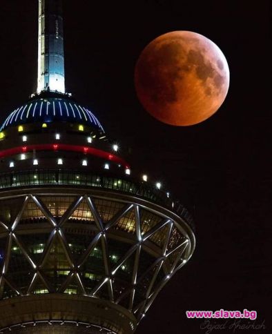 Портокалова Луна над Техеран