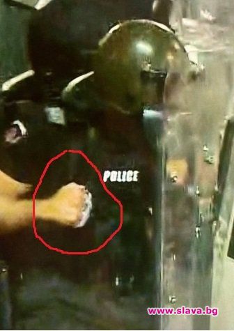 Десетки кадри и сигнали за брутално полицейско насилие при смазването