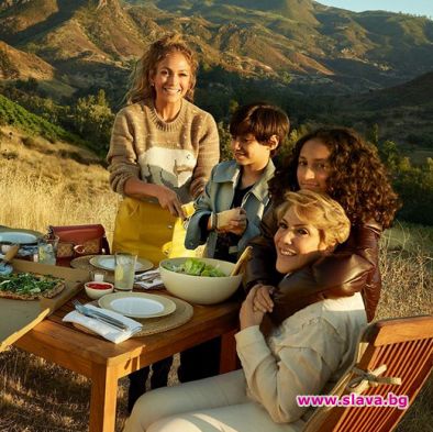 Джей Ло в щастлива семейна реклама с децата и майка си