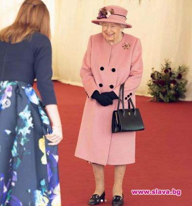 Кралица Елизабет II направи първата си публична проява извън двореца