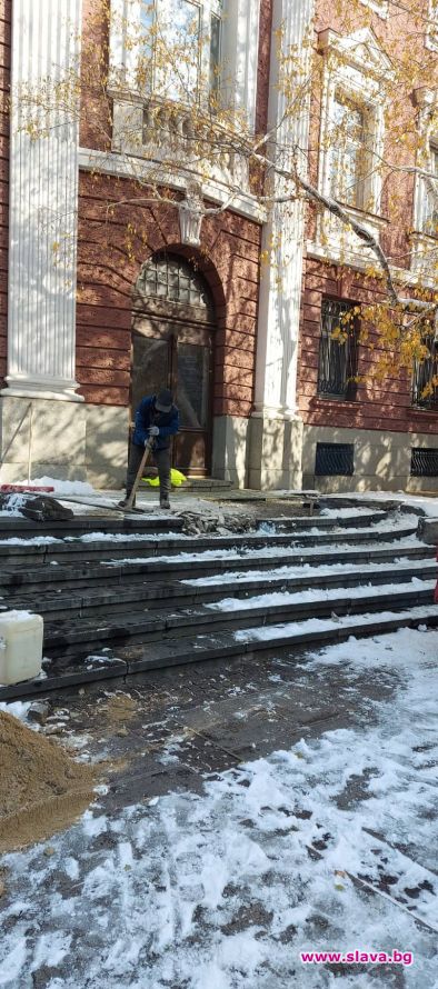 Каменните плочи пред Народния театър Иван Вазов незнайно защо се