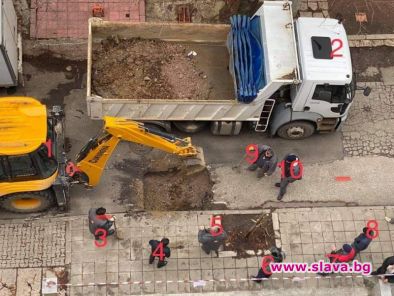 Типично по български 1 работи а други 9 го наблюдават Снимка