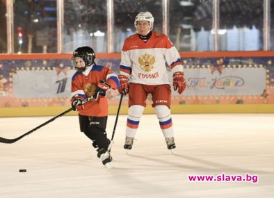 Владимир Путин игра хокей на ледената пързалка на Червения площад