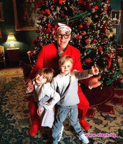 Князът на Монако Албер се костюмира като Дядо Коледа. Принцът