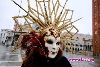Маски заляха Венеция въпреки отменения карнавал