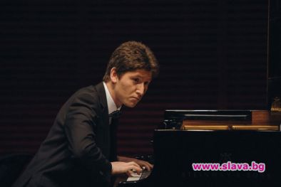 22-годишният български пианист Емануил Иванов ще дебютира на сцената на