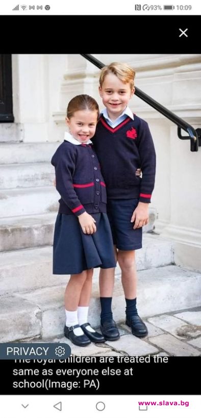Принц Джордж и принцеса Шарлот позират в своите училищни униформи