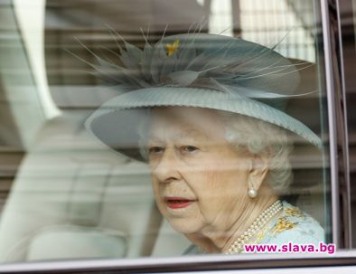 Британската кралица Елизабет II се появи за първия си публичен