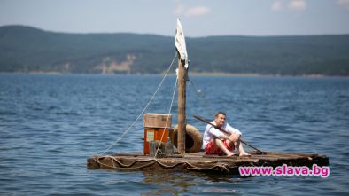 Димитър Рачков корабокрушира и оцелява на малък дървен сал Или