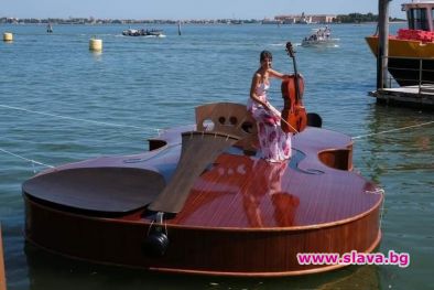Цигулката на Ной акостирала във Венеция е най новата творба на