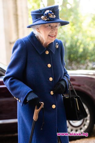 Кралица Елизабет II за първи път използва бастун по време