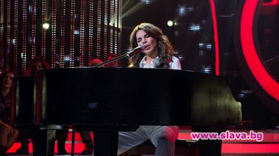 Фолк певицата Алисия пее на плейбек в шоуто „Като две
