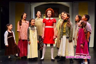 Пиесата от Бродуей Annie Jr оживява на българската сцена а