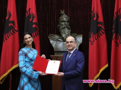 Световноизвестната изпълнителка с албански корени Дуа Липа получи декрет за