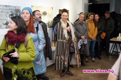 Мая Илиева се появи в ектстравагантно многоцветно палто на изложбата