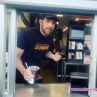Бен Афлек сервира кафе в Dunkin' Donuts