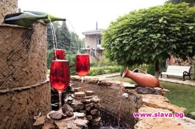 Червено вино се лее от фонтан в Италия 24 часа