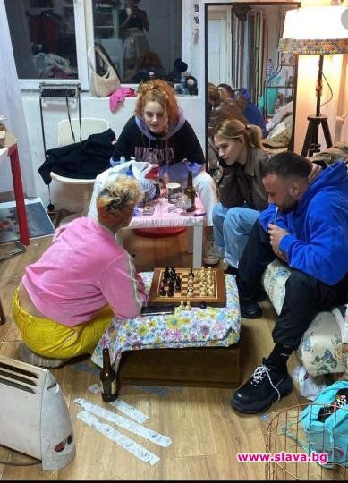 Мария Бакалова играе шах с дъщерята на Вергов