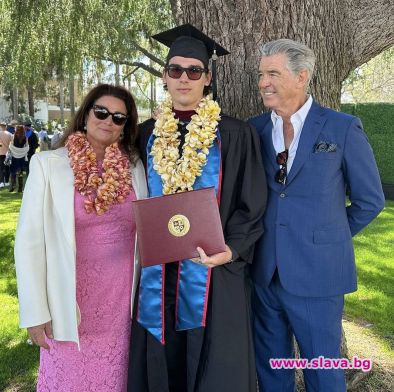 Този уикенд Пиърс Броснан присъства на дипломирането на сина си