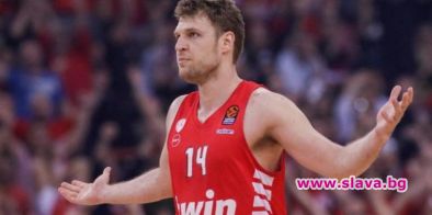 Българската баскетболна звезда Александър Везенков няма да може да носи