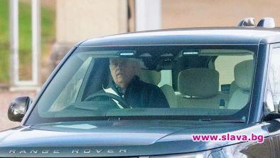 Принц Андрю беше видян в колата си да напуска дома
