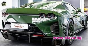 Горд собственик на чисто ново зелено Ferarri 812 Competizione V8