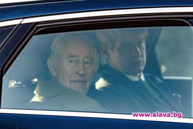 Крал Чарлз и кралица Камила бяха видени в колата си