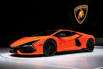 През март миналата година Lamborghini разкри Revuelto, най-новият V-12 суперавтомобил
