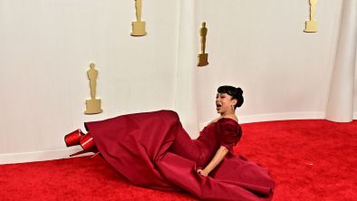Лиза Коши се свлече на червения килим на Оскарите (ВИДЕО)