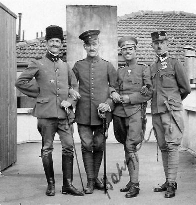 Османски, немски, български и австро-унгарски офицери позират за снимка заедно,
