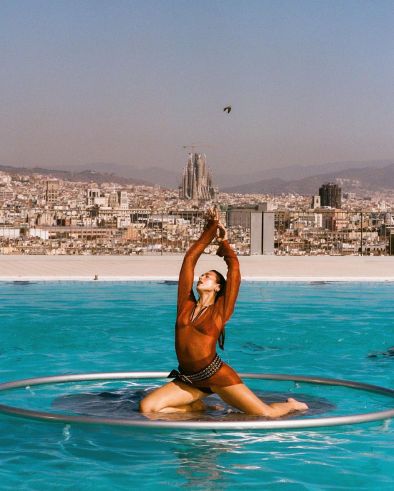 Снимка: Дуа Липа снима в Олимпийския басейн в Барселона