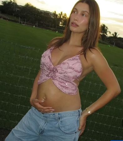 Жената на Джъстин Бийбър показа бременно коремче: Фото на деня
Според