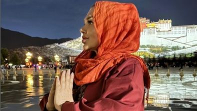 Бизнесдамата и приключенец Ваня Червенкова обикаля Тибет от седмица. Тя