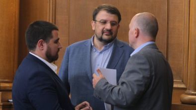Лена Бориславова избута от парламента анонсирания баща на детето си