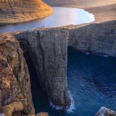 Фарьорските острови и висящото езеро Сорвагсватн над Атлантическия океан автор