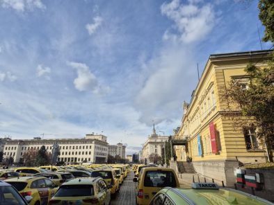 Таксиджиите допожълтиха жълтите павета но защо протестираха там а не