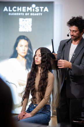 slava.bg : Фризьор №1 в света представи в София бранда си Fragile