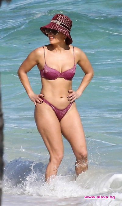 slava.bg : Джей Ло показа перфектно тяло на тузарски плаж