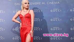 slava.bg : Гага във Версаче на италианската премиера на филма за Гучи
