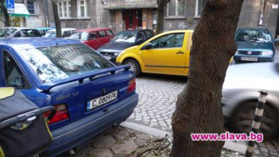 30 лв. глоба за кола на тротоара в София