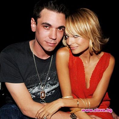 DJ AM и Травис Баркър пострадаха тежко при самолетен инцидент