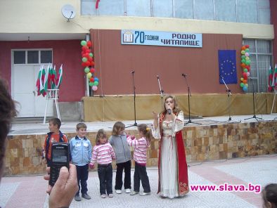 Лили Цветкова пее за юбилея на читалище