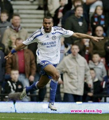 Арестуват Ашли Коул след среднощни пиянски изпълнения 