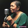 Cesaria Evora – боса и с малка масичка на сцената! 