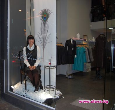 Диана Любенова с моден пърформанс на витрина