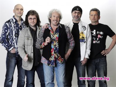 Машина времени подаряват на фенове в София своя марка парфюм