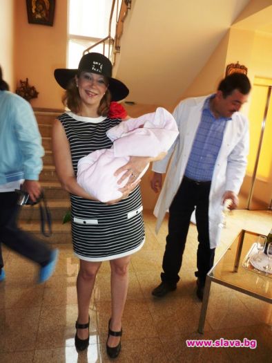 Люба Пашова у дома с дъщеря си