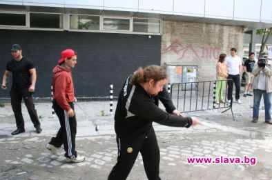 Рапър играе голф по дупките на софийските улици