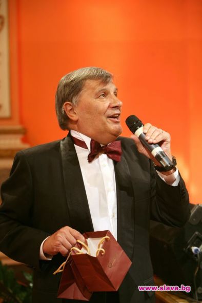 Батето и Вуцата блъскат билярд до зори край морето