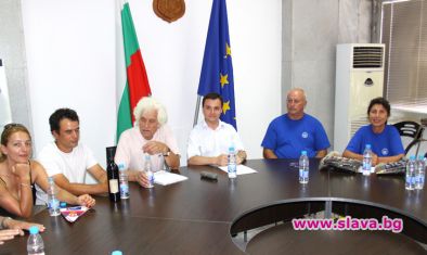 Заместник кметът на община Видин Росен Младенов посрещна вчера на най-голямата гребна регата у нас 